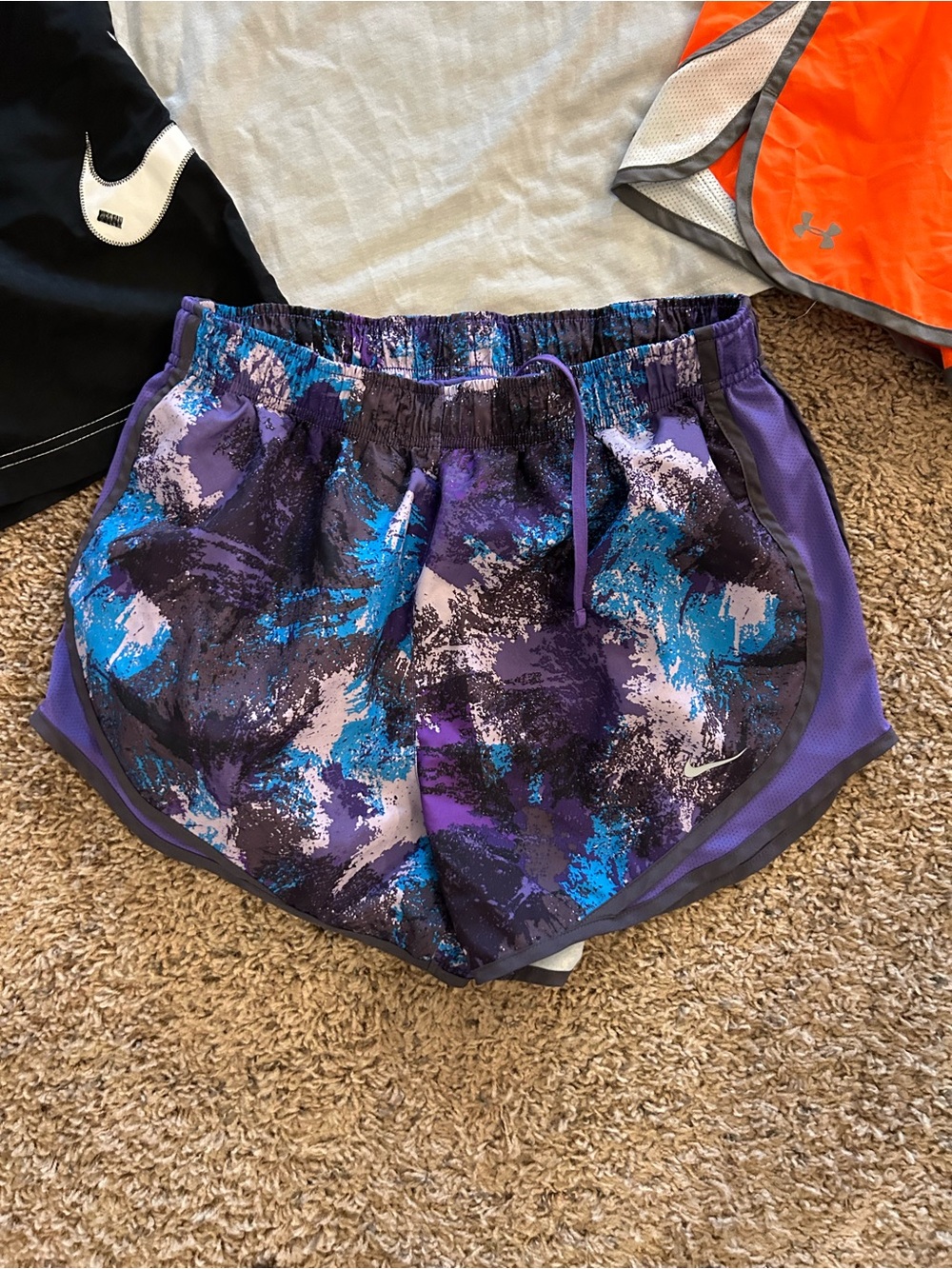 Women’s medium Nike under armour shorts tank athletic lot of 6 - Picture 5 of 5